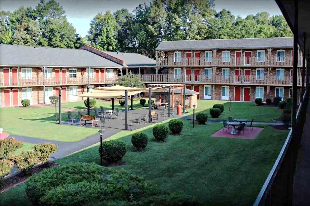 Independence Place Hotel *