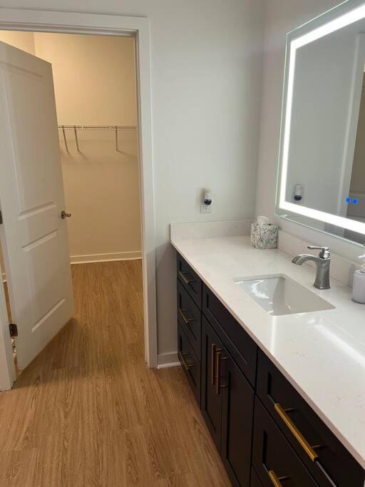 Apartment Uptown Luxury Near It All