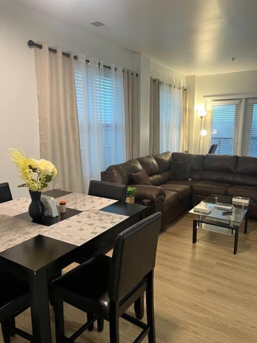 Apartment Uptown Luxury Near It All *