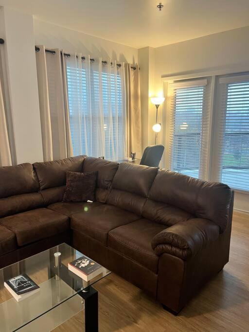 Apartment Uptown Luxury Near It All *