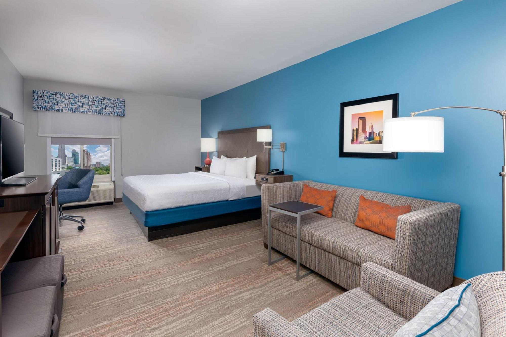 Hampton Uptown 3*