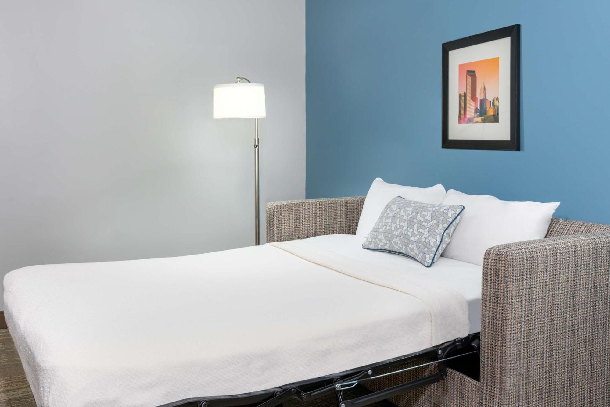Hampton Uptown Hotel 3*