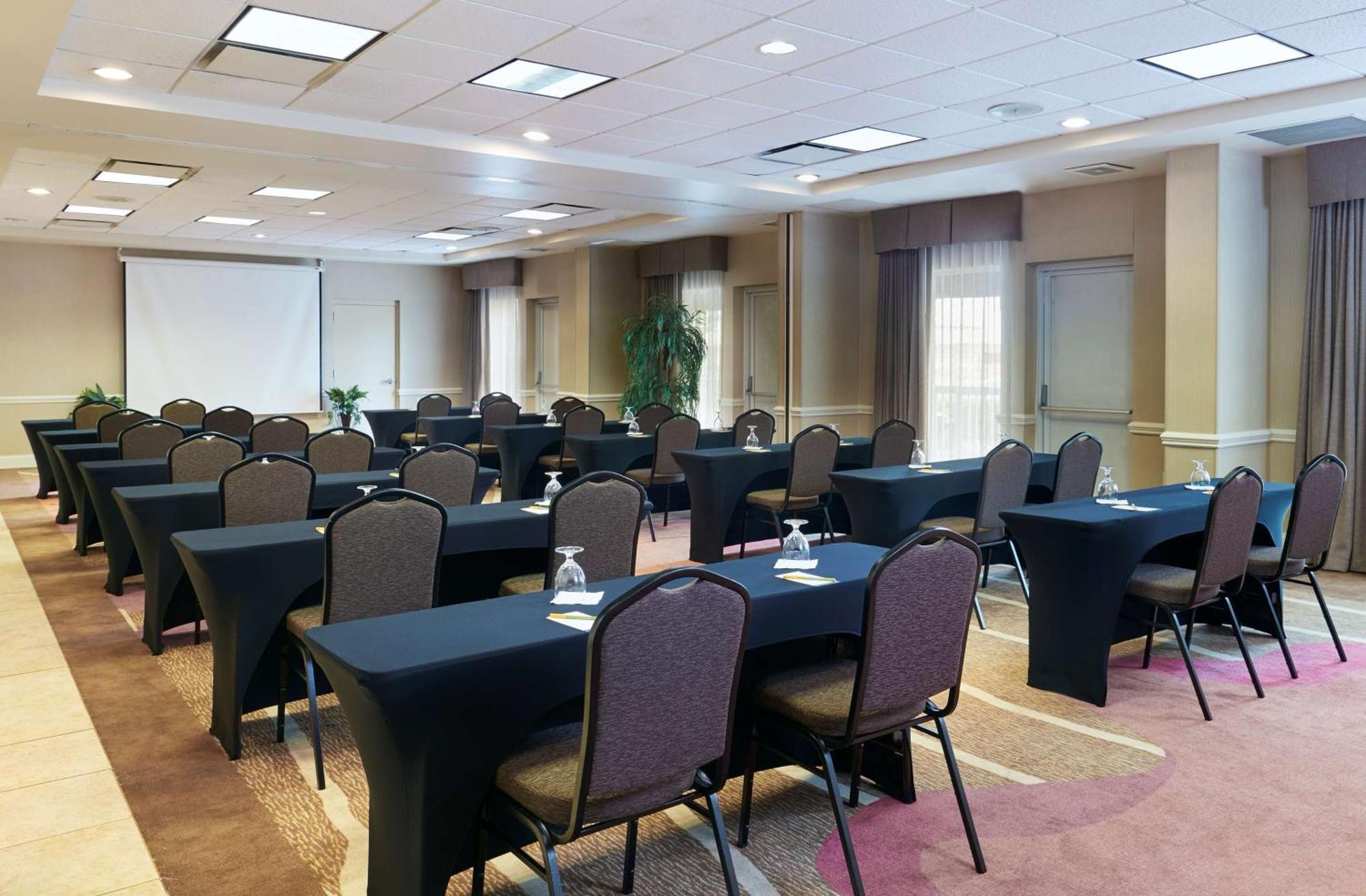 Hilton Garden North 3*