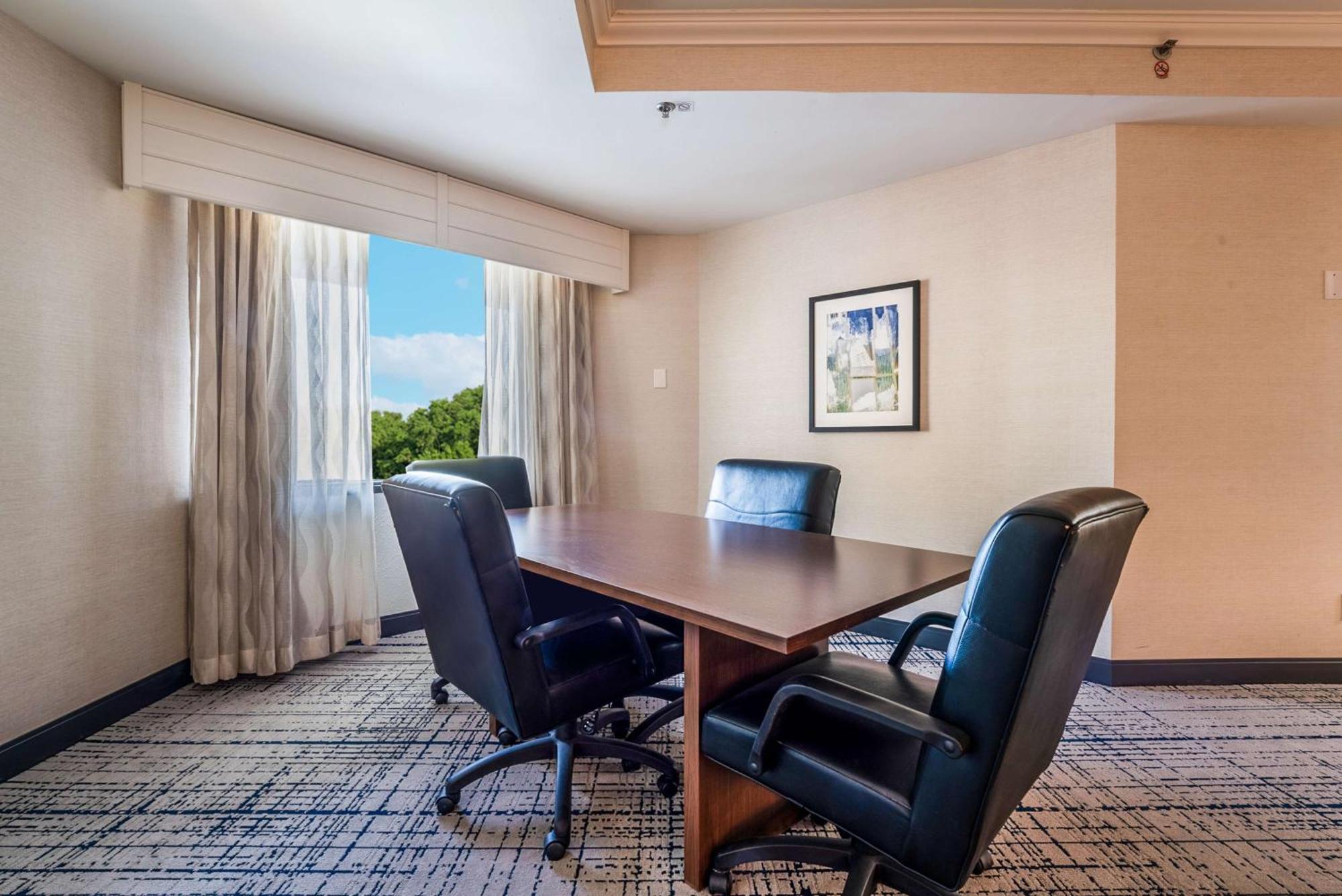 Doubletree By Hilton South Tyvola Hotel