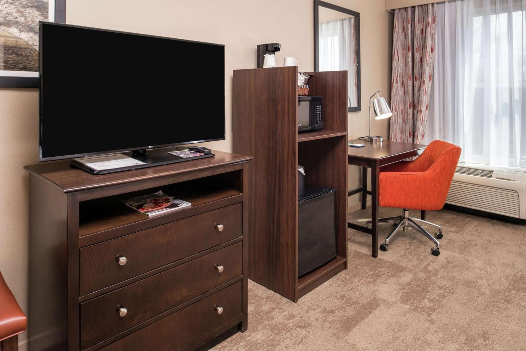 Hotel Hampton & Arrowood Rd 3*
