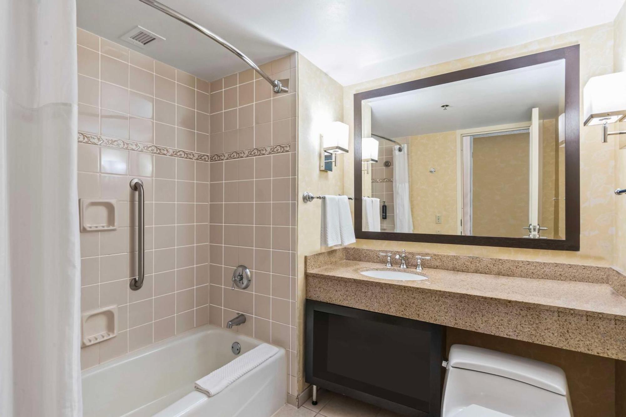 Doubletree By Hilton Uptown Hotel 4*