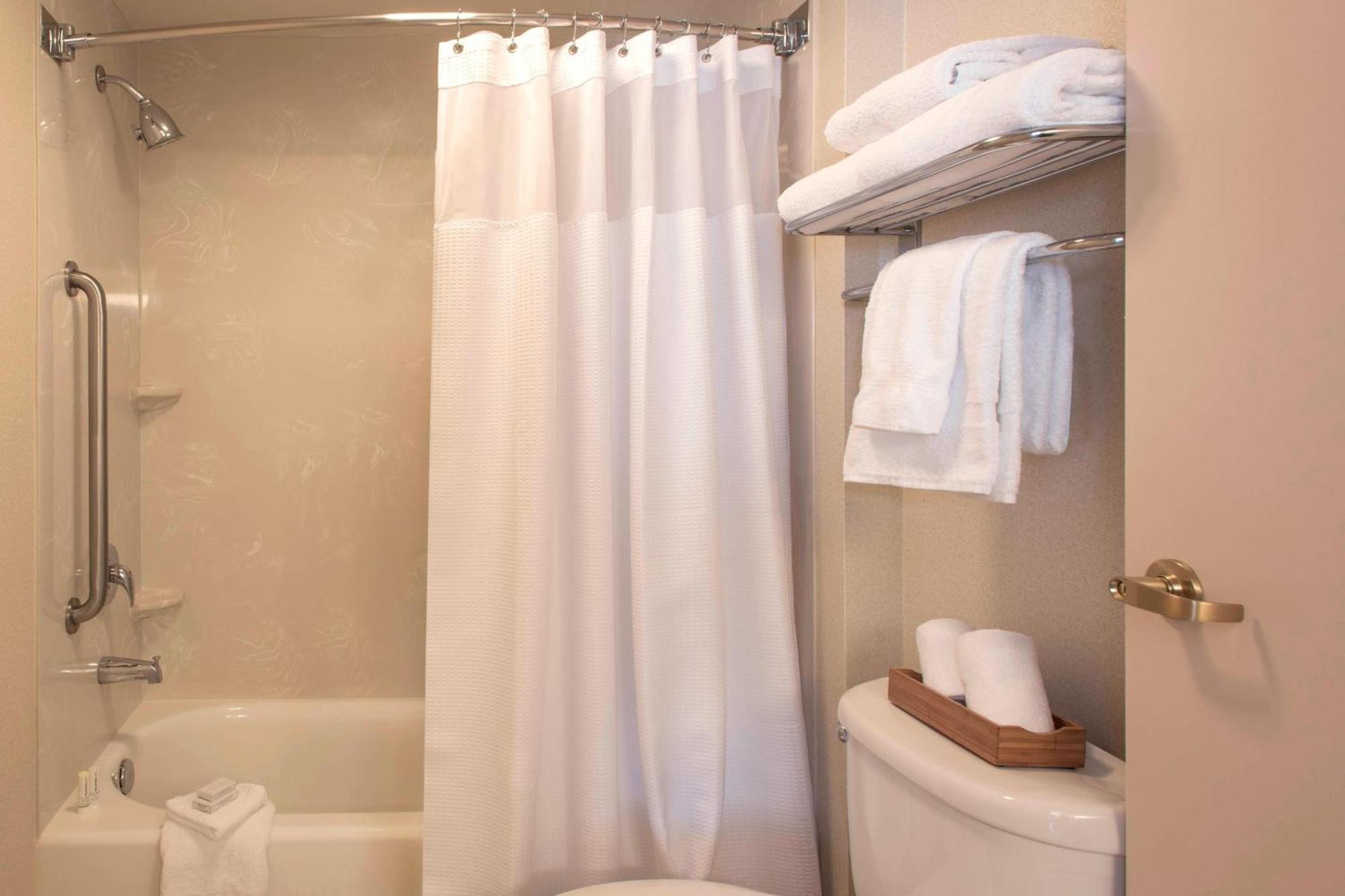 Hotel Springhill By Marriott Airport 3*