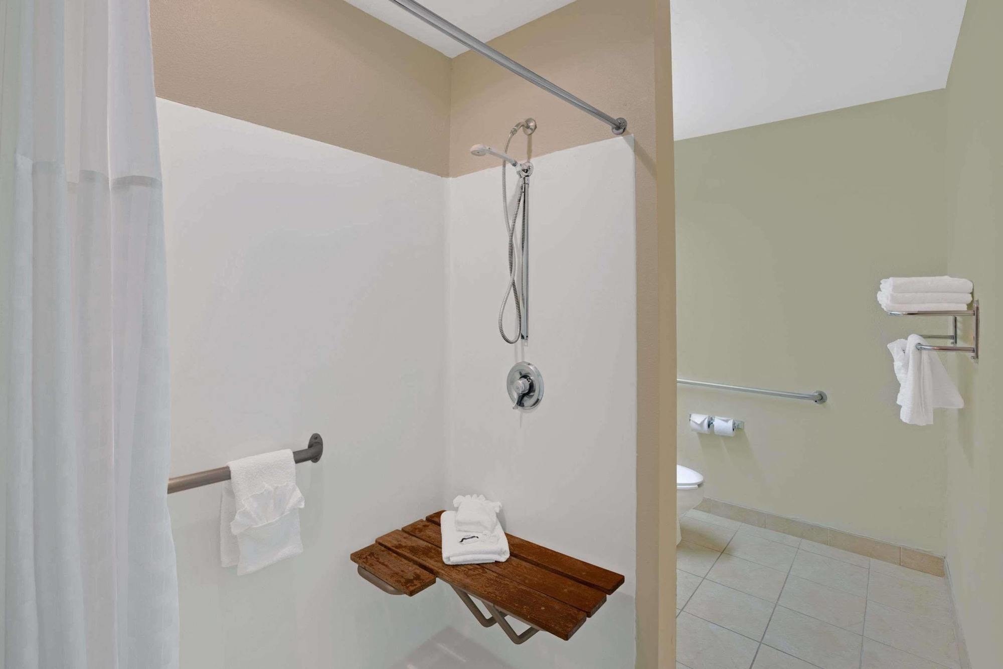 Microtel By Wyndham Place 2*