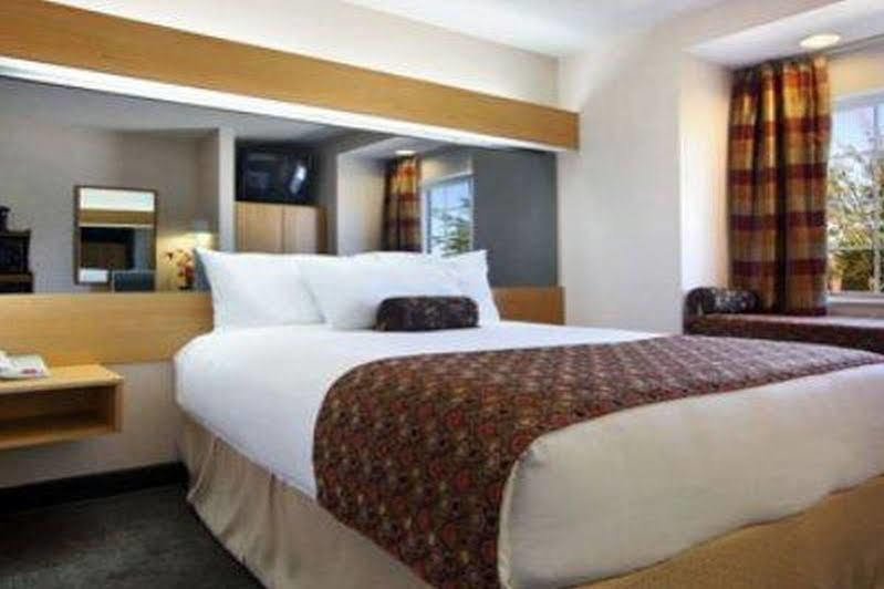 Microtel By Wyndham Place Hotel