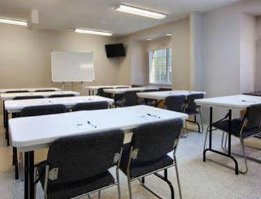 Microtel By Wyndham Place Hotel 2*