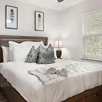 Updated 3B 2 5B University Home -King Bed- Jacuzzi