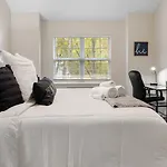 Updated 3B 2 5B University Home -King Bed- Jacuzzi