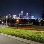 Suite 6, Sleep 4, Walk To Attractions In Uptown