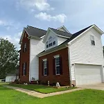 Family Friendly 3 Bed/R Home, Free Parking / Wi-Fi