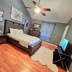 Spacious 3 Bedroom 2.5 Baths Home. Free Parking And Wi-Fi