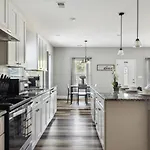 Suite Serenity 12Min From Uptown & Spectrum Ctr