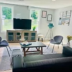 Comfy Lower Lvl Apt With Jetted Tub Near Uptown And Unc