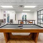 Stylish 4 Bed - 2 Mins To Stadium - Free Parking - Gym - Views