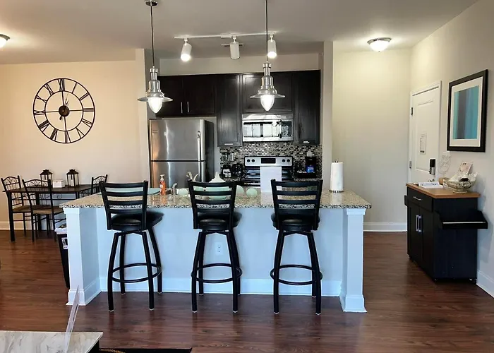 Serene **Uptown** 2Br/2Ba Apartment