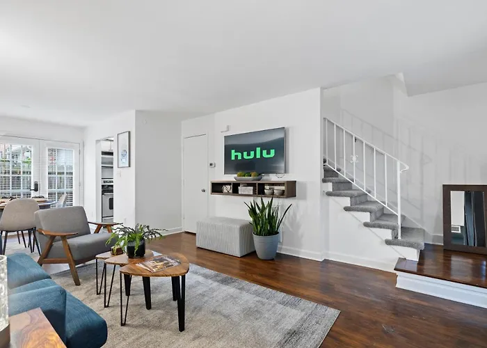 Cozy Condo Near Luxury Mall & Uptown W/ Pool!