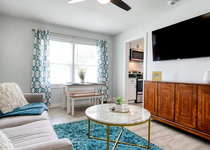 2Br 1Ba Duplex House King Beds Great For Small Groups Close To All Uptown Charlotte Attractions