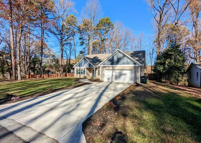 Spacious Family Friendly Home With Large Fenced In Yard