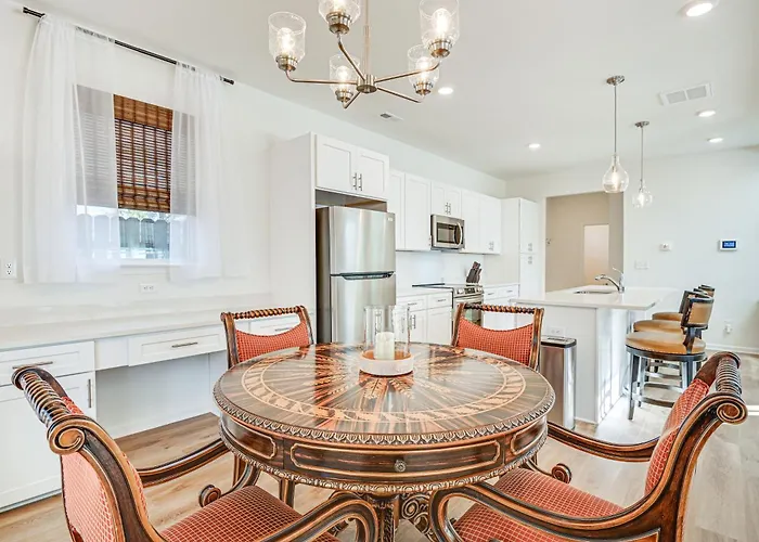 Charming Charlotte Townhome 6 Mi To Downtown!