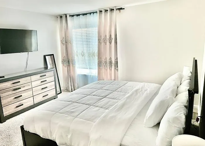 Spacious 4-Bedroom House,6Beds With Office Space