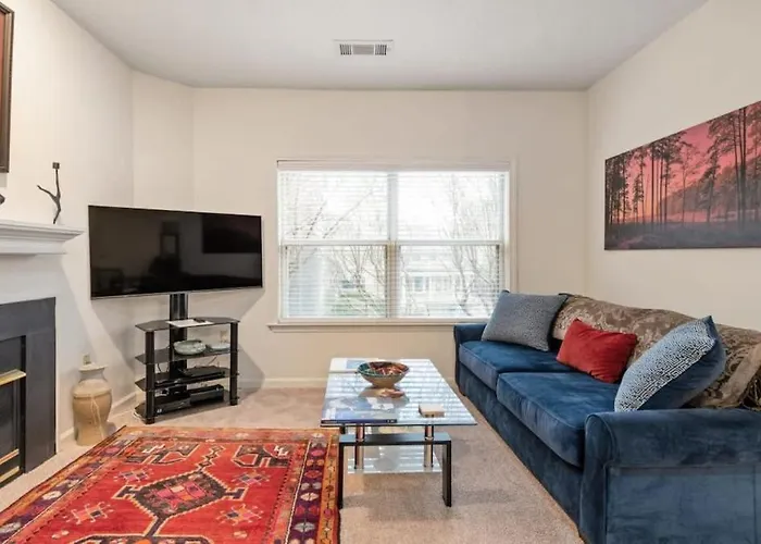 Cozy 1-Br Apartment With A Seasonal Pool