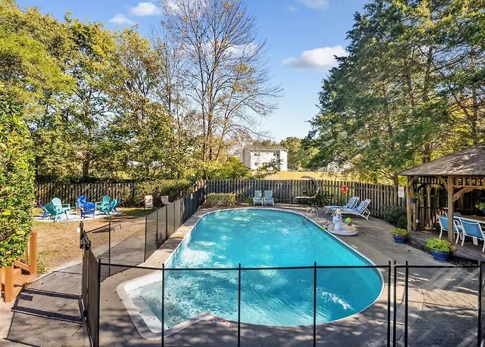 The Poolside Retreat - Spacious 4 Bdrm With Pool, Hot Tub,Firepit,Games,Dogs Welcome