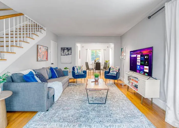 Cozy & Charming Home, Minutes To Everything!