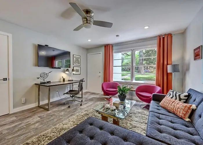Spacious Condo With Easy Access To Uptown