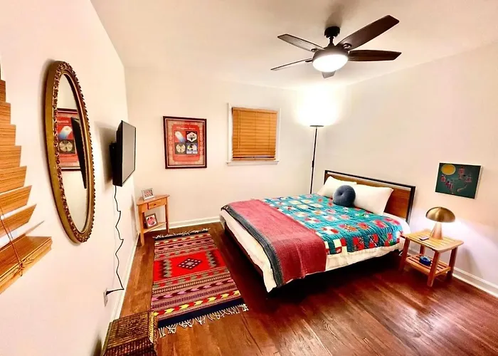 Trendy Bohemian Bungalow, Close To Uptown, Plaza & Noda