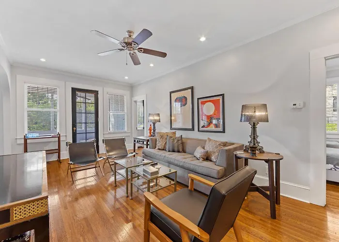 Stylish Myers Park 2 Bedroom With Screened Porch