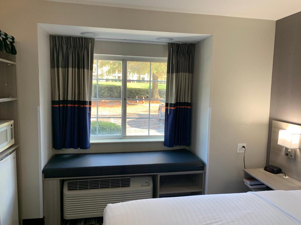 Hotel Microtel By Wyndham Airport 3*