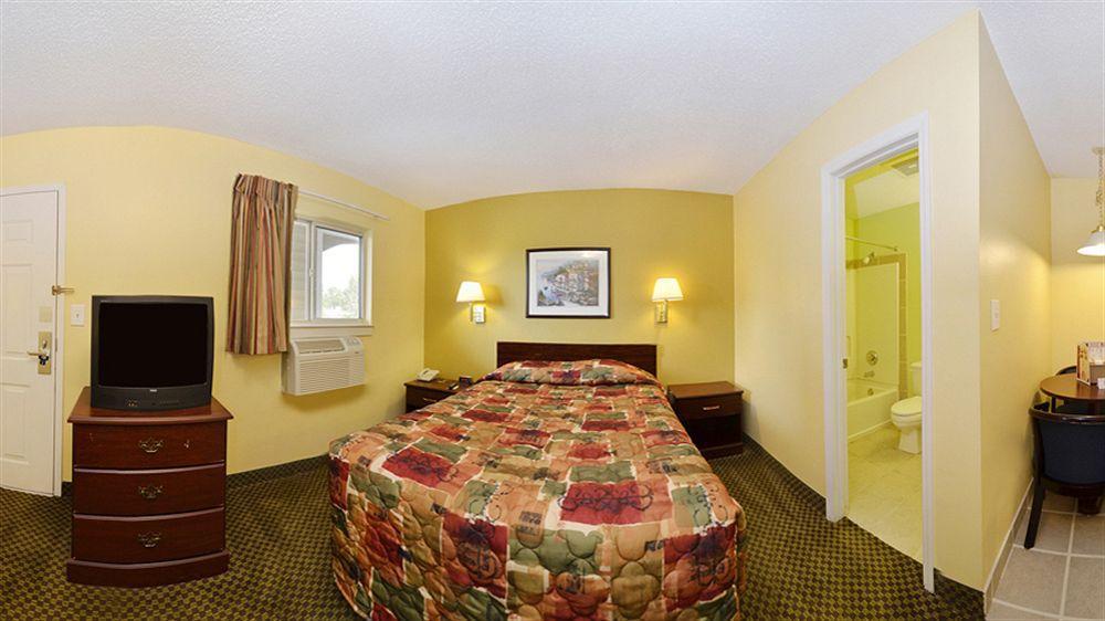 Suburban Charlotte-ballantyne 2*