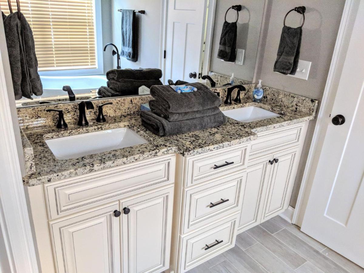 Spacious Deluxe House For You, Your Family And Friends Charlotte