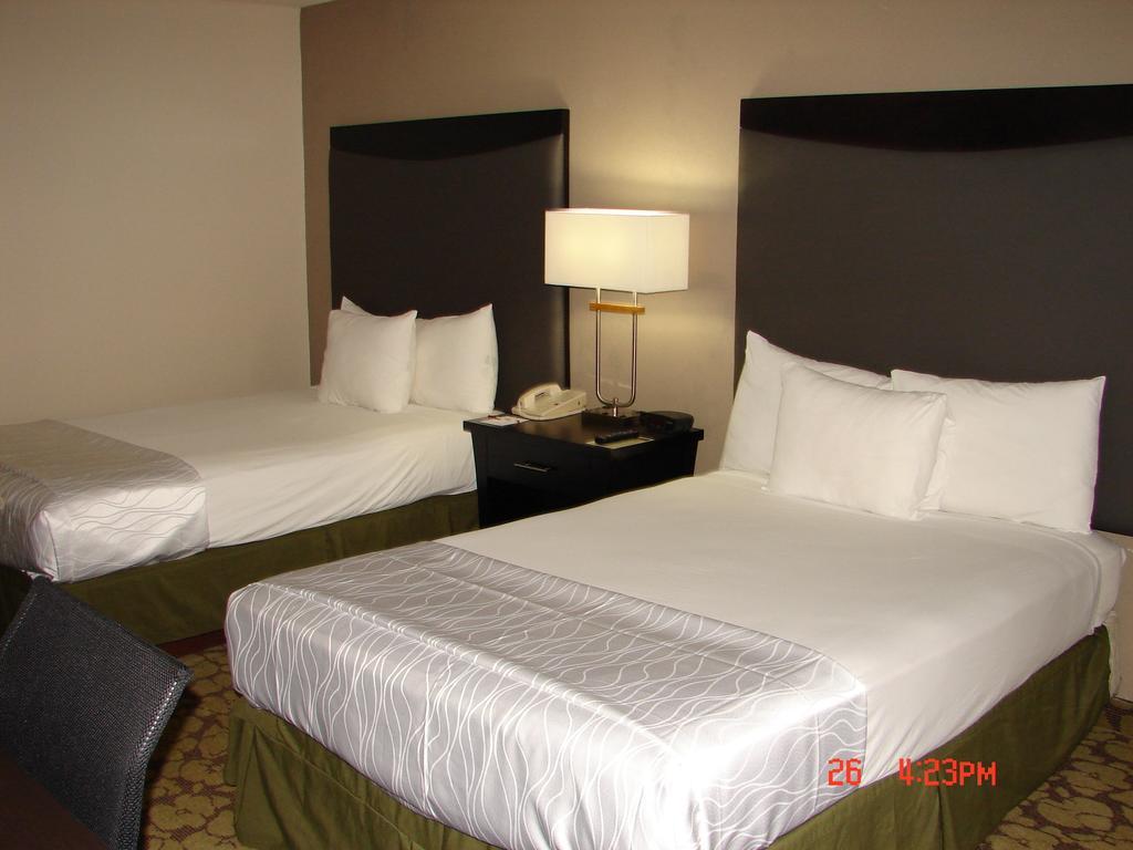 Hotel Ramada Plaza By Wyndham South End Airport 3*