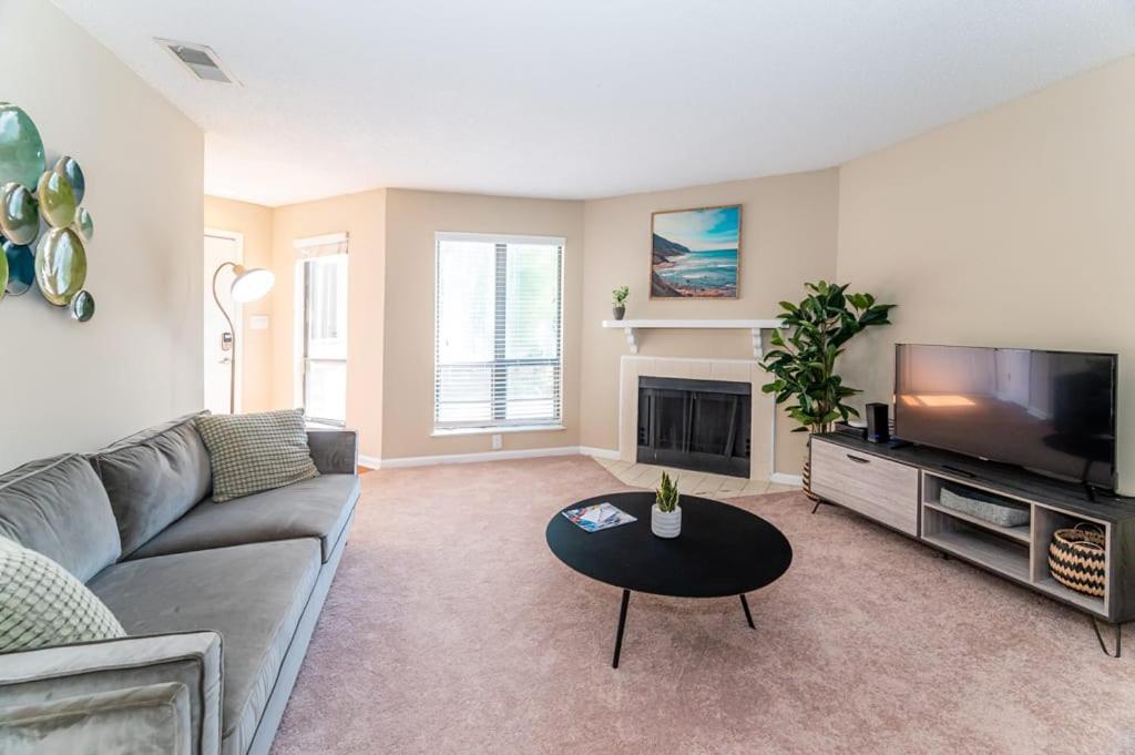 Unique 2br Prime Location With Gym & Parking Charlotte