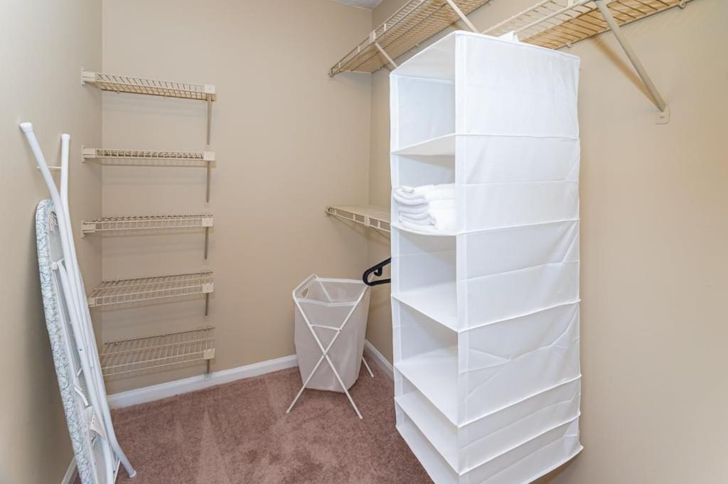 Apartment Unique 2br Prime Location With Gym & Parking *