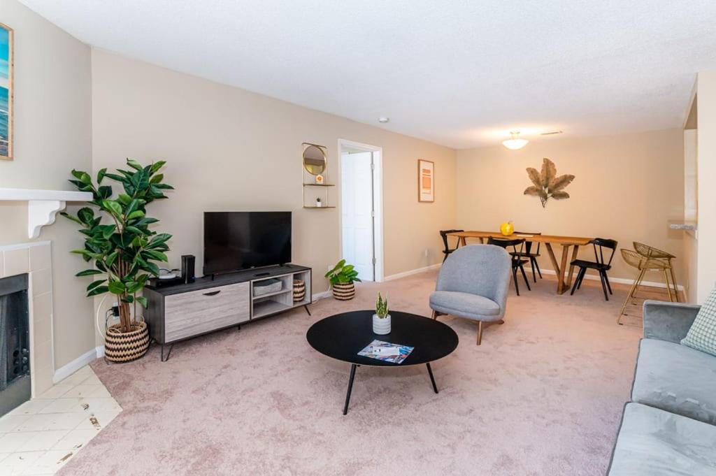 Unique 2br Prime Location With Gym & Parking * Charlotte