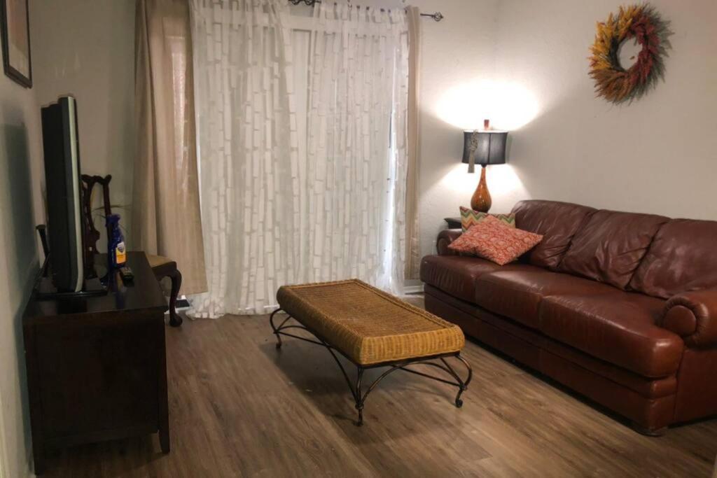 Apartment Lovely 1-bedroom Space With Free Parking