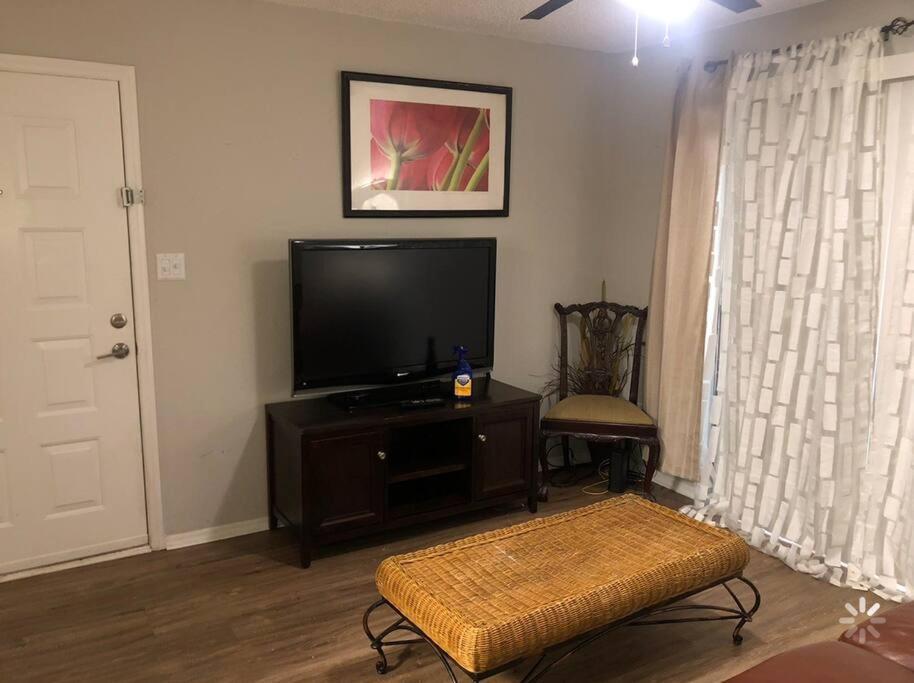 Lovely 1-bedroom Space With Free Parking *
