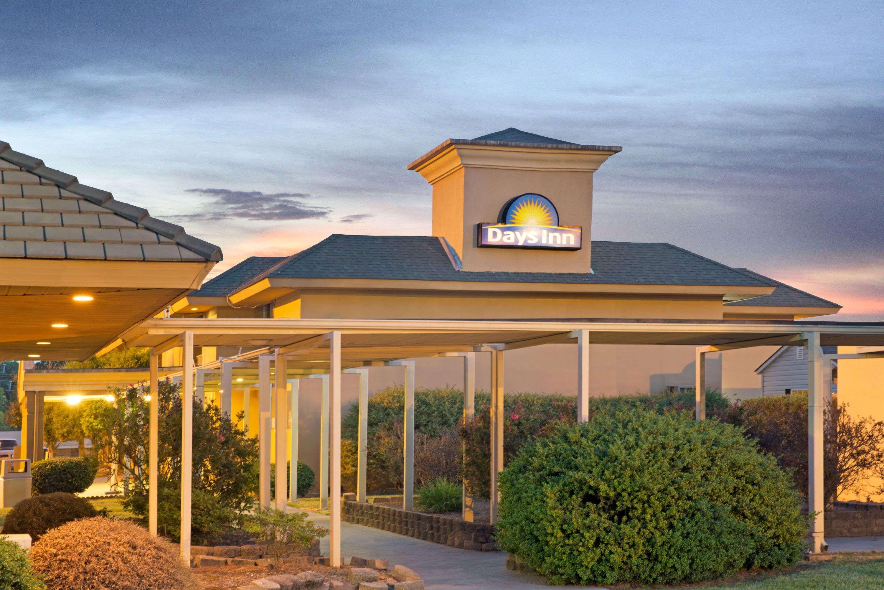 Days By Wyndham Charlotte/woodlawn Near Carowinds Charlotte