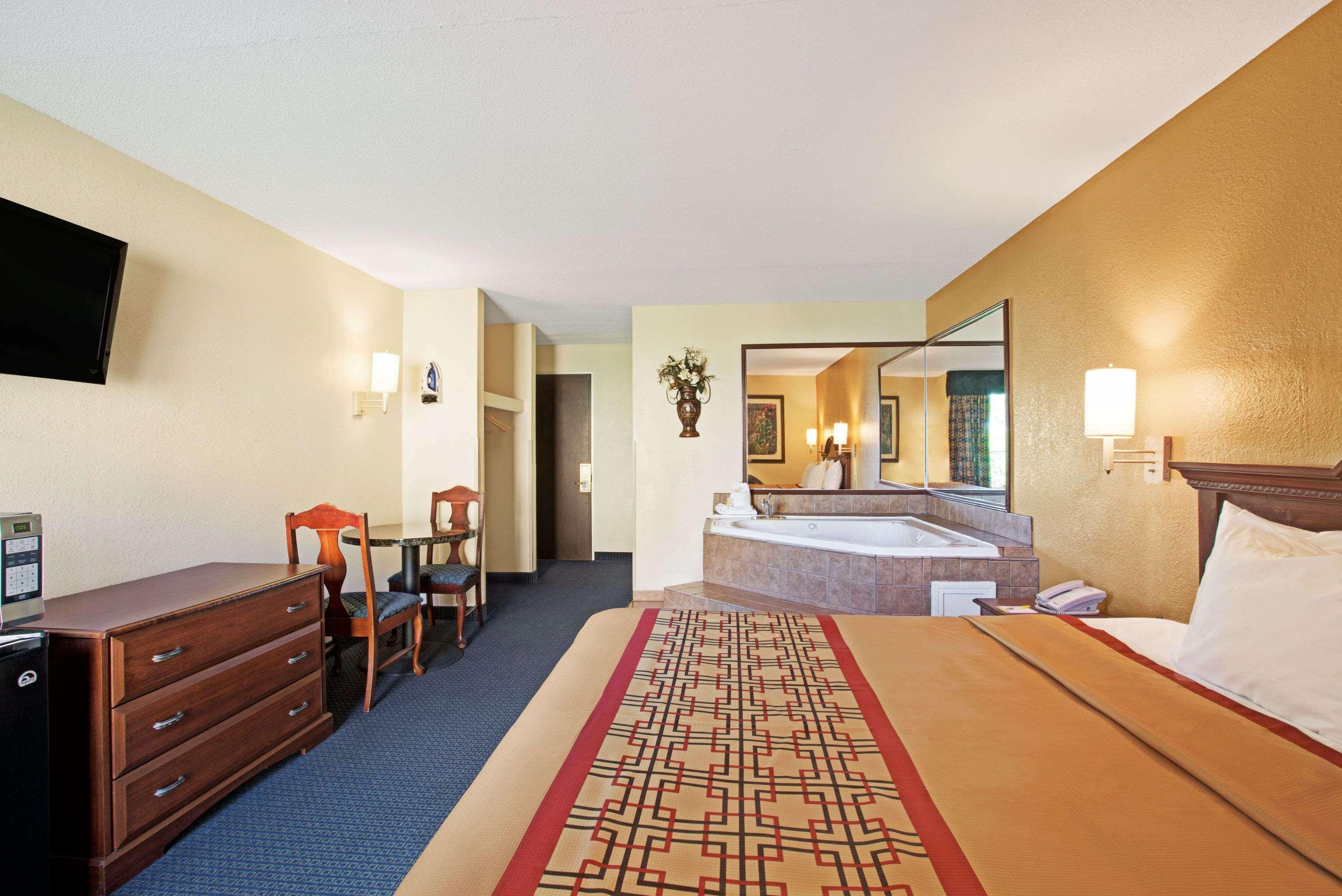 Days By Wyndham Charlotte/woodlawn Near Carowinds