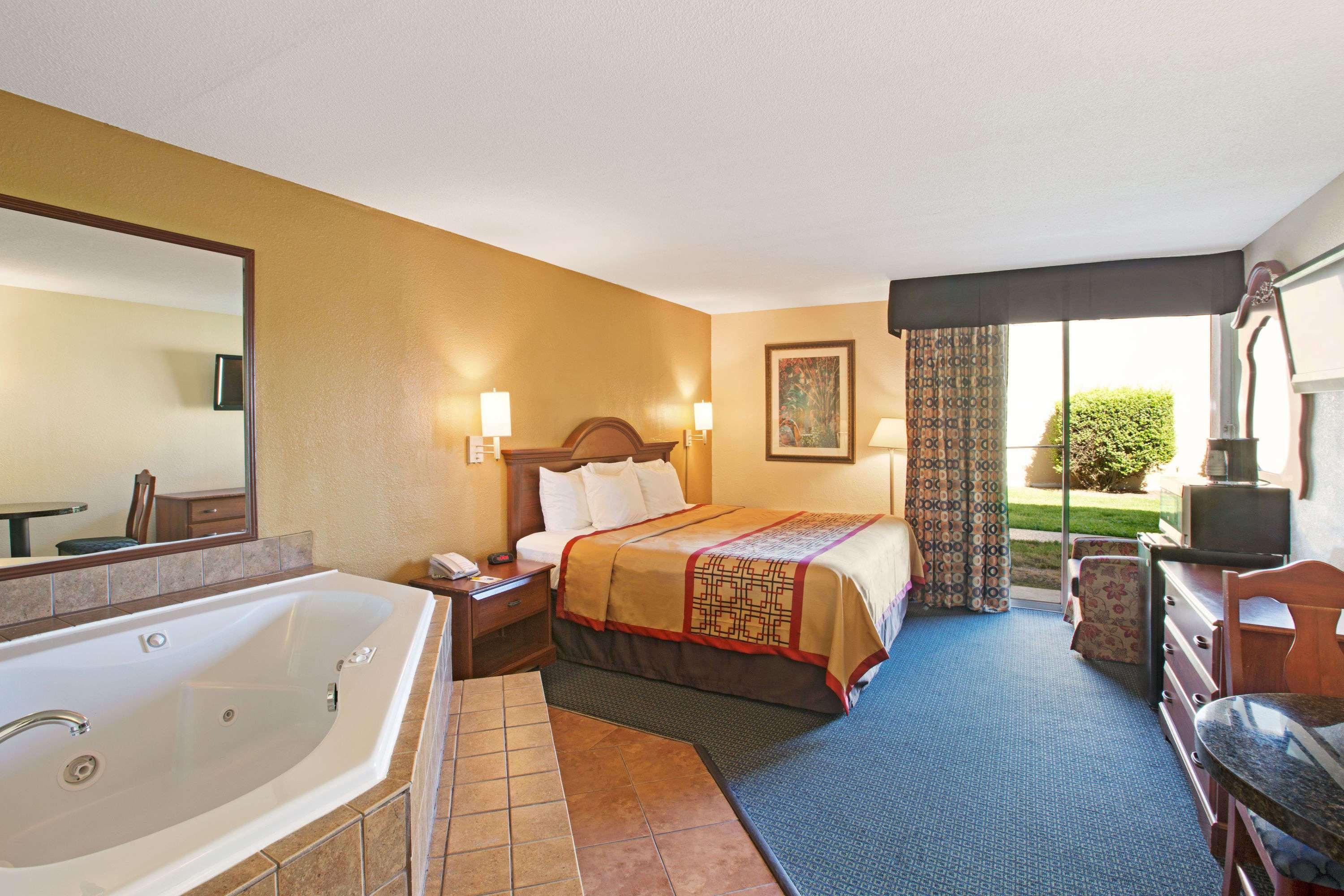 Days By Wyndham Charlotte/woodlawn Near Carowinds Charlotte
