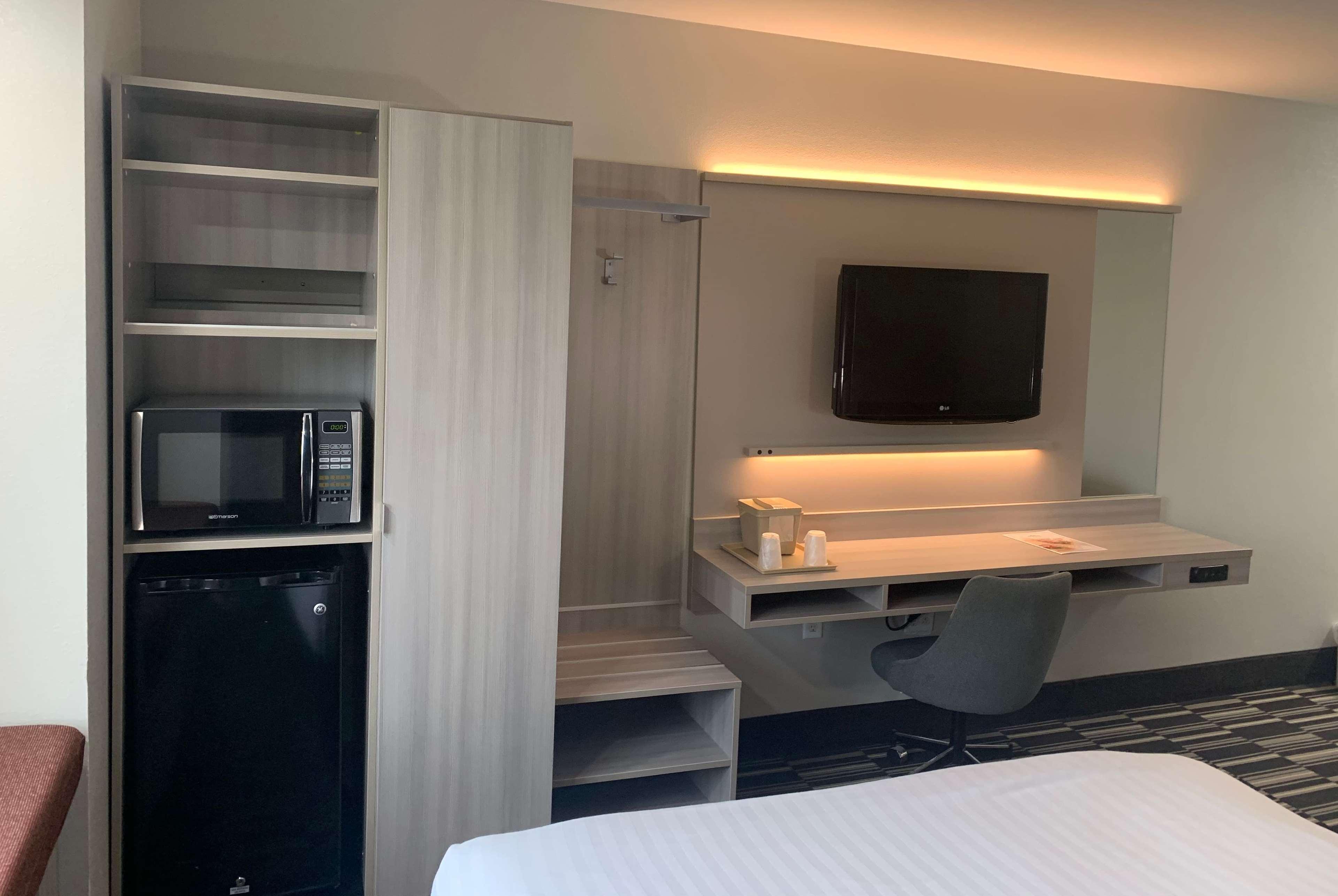 Hotel Microtel By Wyndham Airport