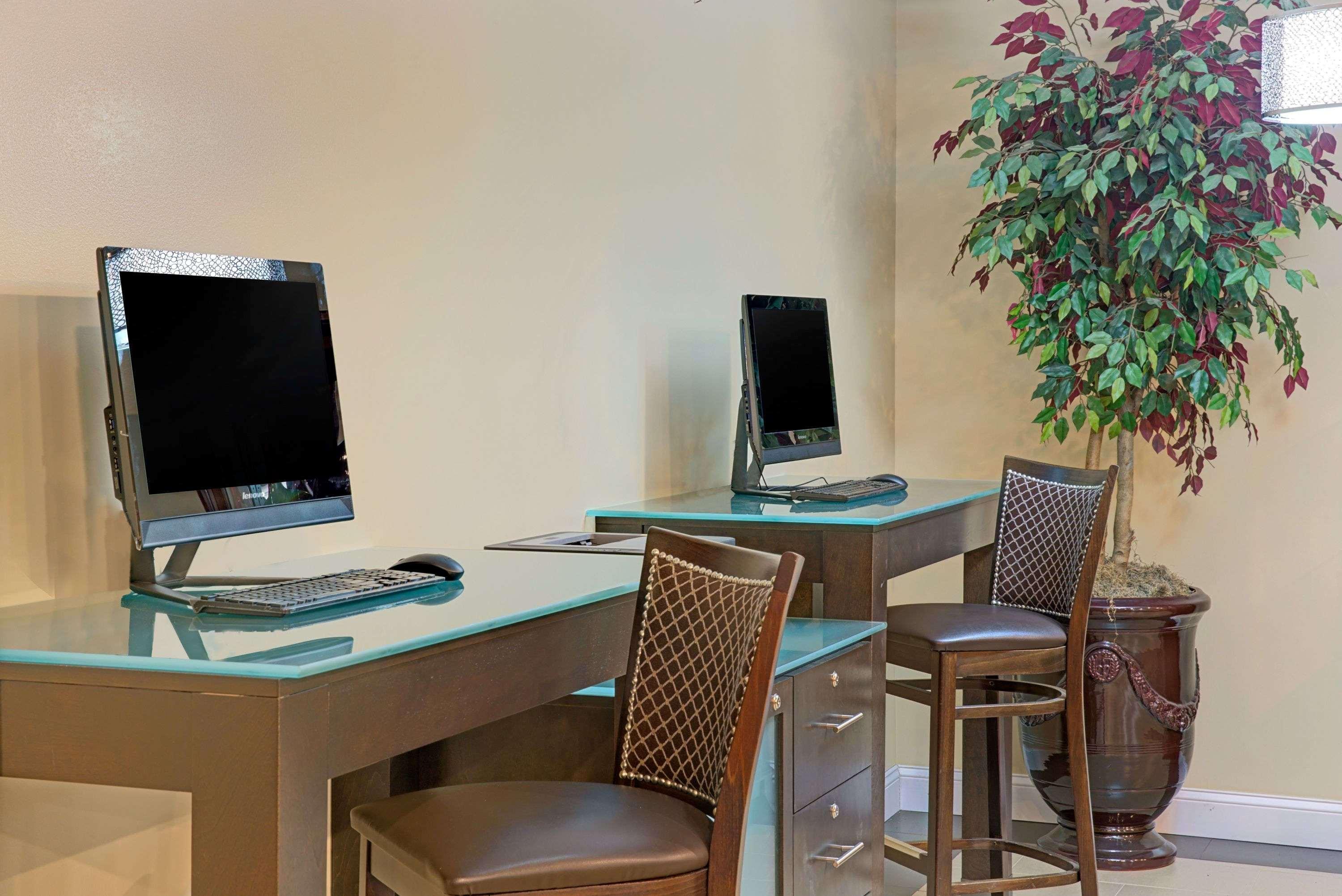 Hotel Ramada Plaza By Wyndham South End Airport 3*