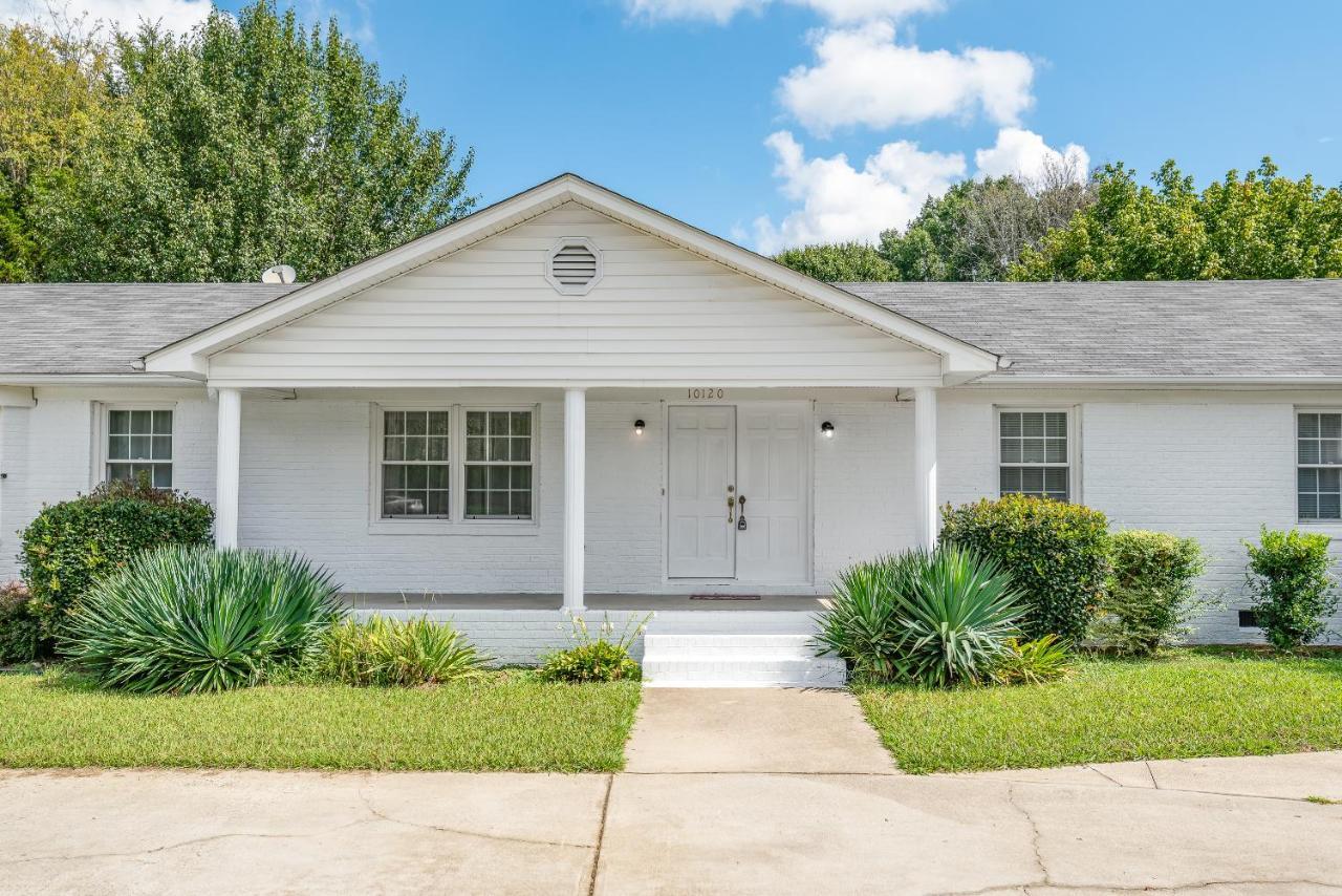 Charming, Cozy Close To Uptown, Airport & Whitewater Center Holiday home