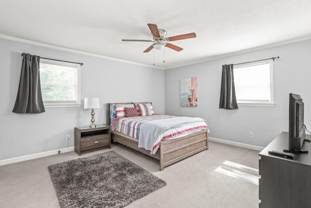 Charming, Cozy Close To Uptown, Airport & Whitewater Center Holiday home
